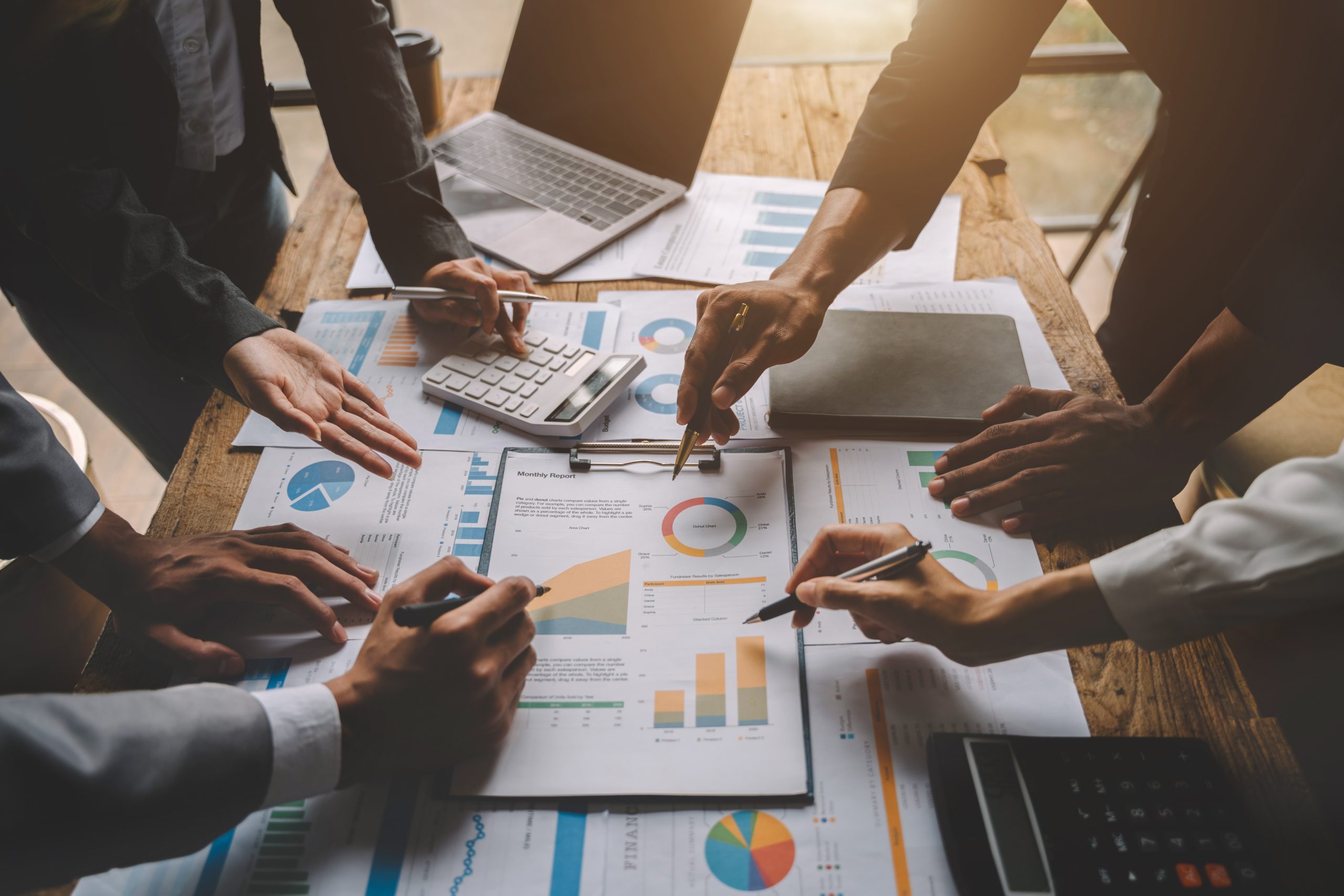 usiness team meeting present.professional investor working with